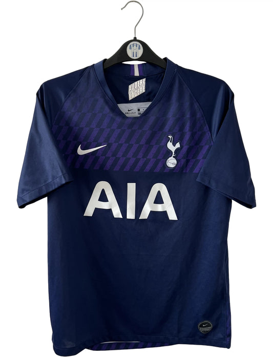 Maillot de foot vintage bleu domicile de Tottenham saison 2019/2020. On peut retrouver l'équipementier Nike et le sponsor AIA. Le maillot est floqué du numéro 19 Ryan Sessegnon. Il s'agit d'un maillot authentique d'époque.