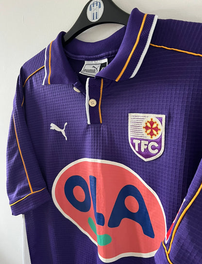 Maillot de foot vintage domicile violet de toulouse saison 1999/2001. On peut retrouver l'équipementier Puma et le sponsor OLA. Il s'agit d'un maillot authentique d'époque.