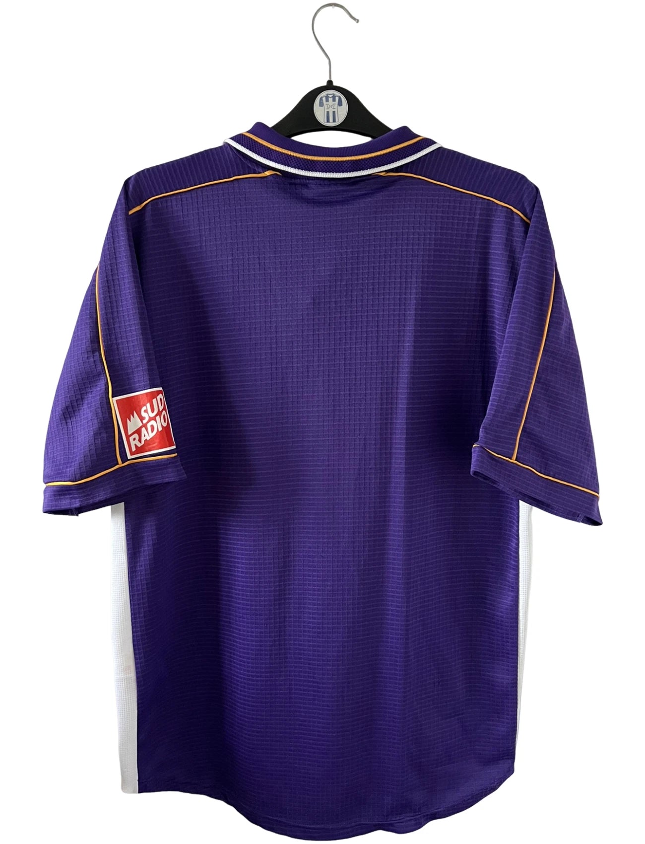 Maillot de foot vintage domicile violet de toulouse saison 1999/2001. On peut retrouver l'équipementier Puma et le sponsor OLA. Il s'agit d'un maillot authentique d'époque.