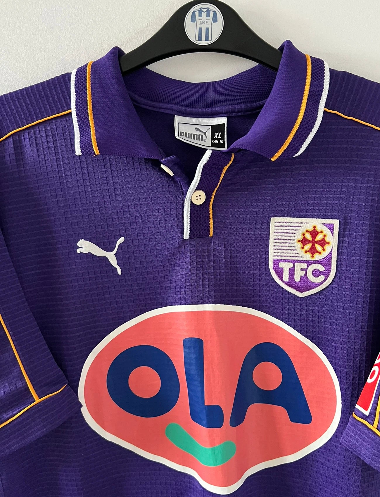Maillot de foot vintage domicile violet de toulouse saison 1999/2001. On peut retrouver l'équipementier Puma et le sponsor OLA. Il s'agit d'un maillot authentique d'époque.