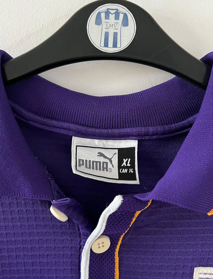 Maillot de foot vintage domicile violet de toulouse saison 1999/2001. On peut retrouver l'équipementier Puma et le sponsor OLA. Il s'agit d'un maillot authentique d'époque.