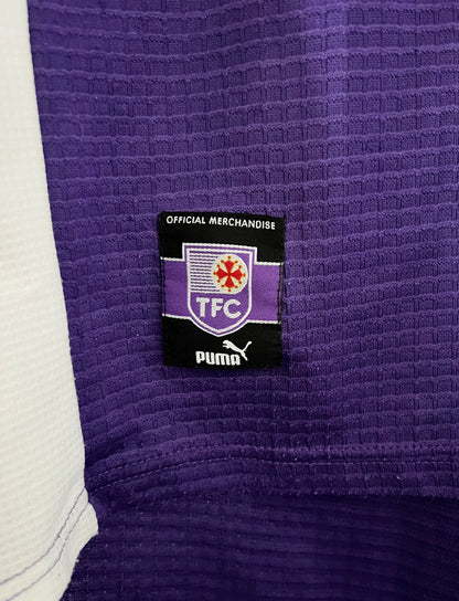 Maillot de foot vintage domicile violet de toulouse saison 1999/2001. On peut retrouver l'équipementier Puma et le sponsor OLA. Il s'agit d'un maillot authentique d'époque.