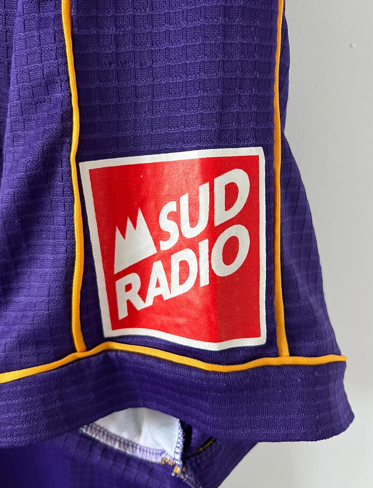 Maillot de foot vintage domicile violet de toulouse saison 1999/2001. On peut retrouver l'équipementier Puma et le sponsor OLA. Il s'agit d'un maillot authentique d'époque.