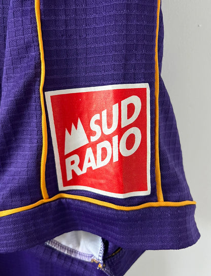 Maillot de foot vintage domicile violet de toulouse saison 1999/2001. On peut retrouver l'équipementier Puma et le sponsor OLA. Il s'agit d'un maillot authentique d'époque.