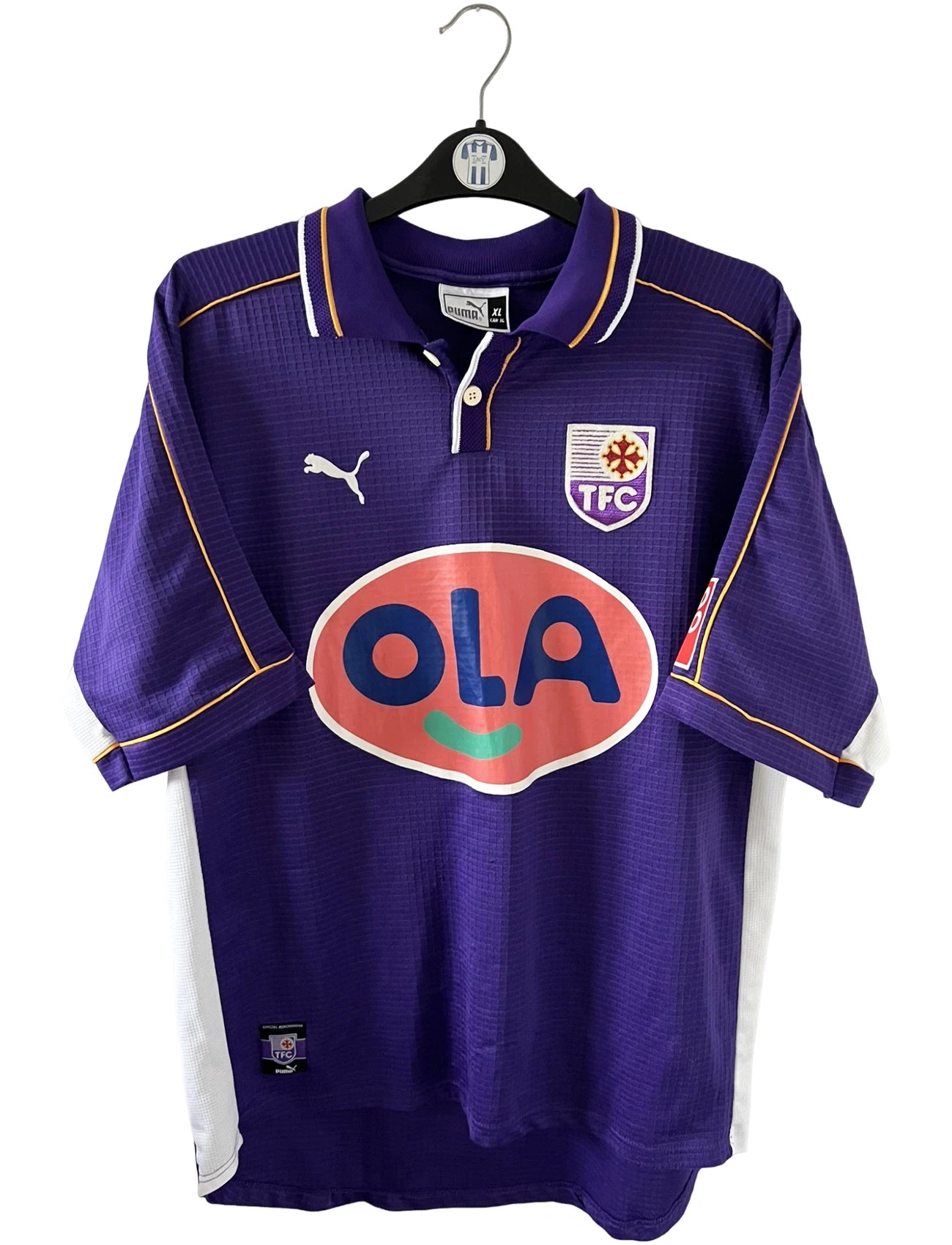 Maillot de foot vintage domicile violet de toulouse saison 1999/2001. On peut retrouver l'équipementier Puma et le sponsor OLA. Il s'agit d'un maillot authentique d'époque.