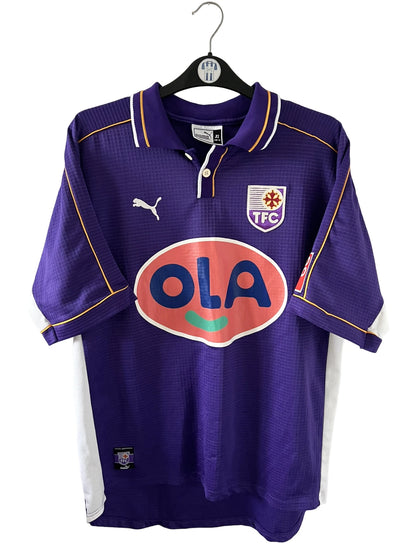 Maillot de foot vintage domicile violet de toulouse saison 1999/2001. On peut retrouver l'équipementier Puma et le sponsor OLA. Il s'agit d'un maillot authentique d'époque.