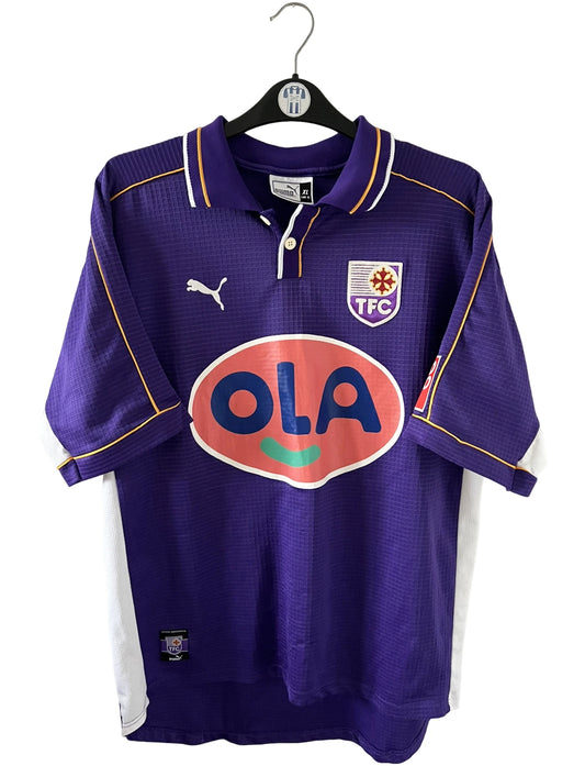 Maillot de foot vintage domicile violet de toulouse saison 1999/2001. On peut retrouver l'équipementier Puma et le sponsor OLA. Il s'agit d'un maillot authentique d'époque.