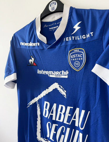 Maillot de foot vintage bleu et blanc de l'ESTAC Troyes de la saison 2020/2021. On peut retrouver l'équipementier Le coq sportif et le sponsor Babeau Seguin. Il s'agit d'un maillot authentique d'époque.