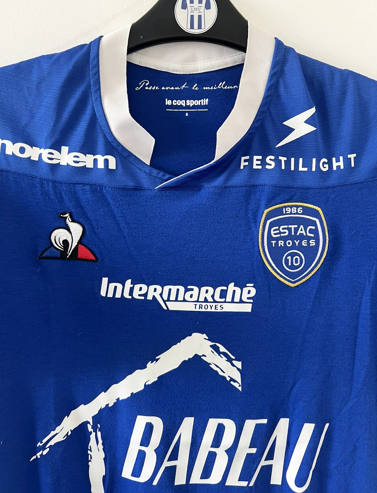 Maillot de foot vintage bleu et blanc de l'ESTAC Troyes de la saison 2020/2021. On peut retrouver l'équipementier Le coq sportif et le sponsor Babeau Seguin. Il s'agit d'un maillot authentique d'époque.