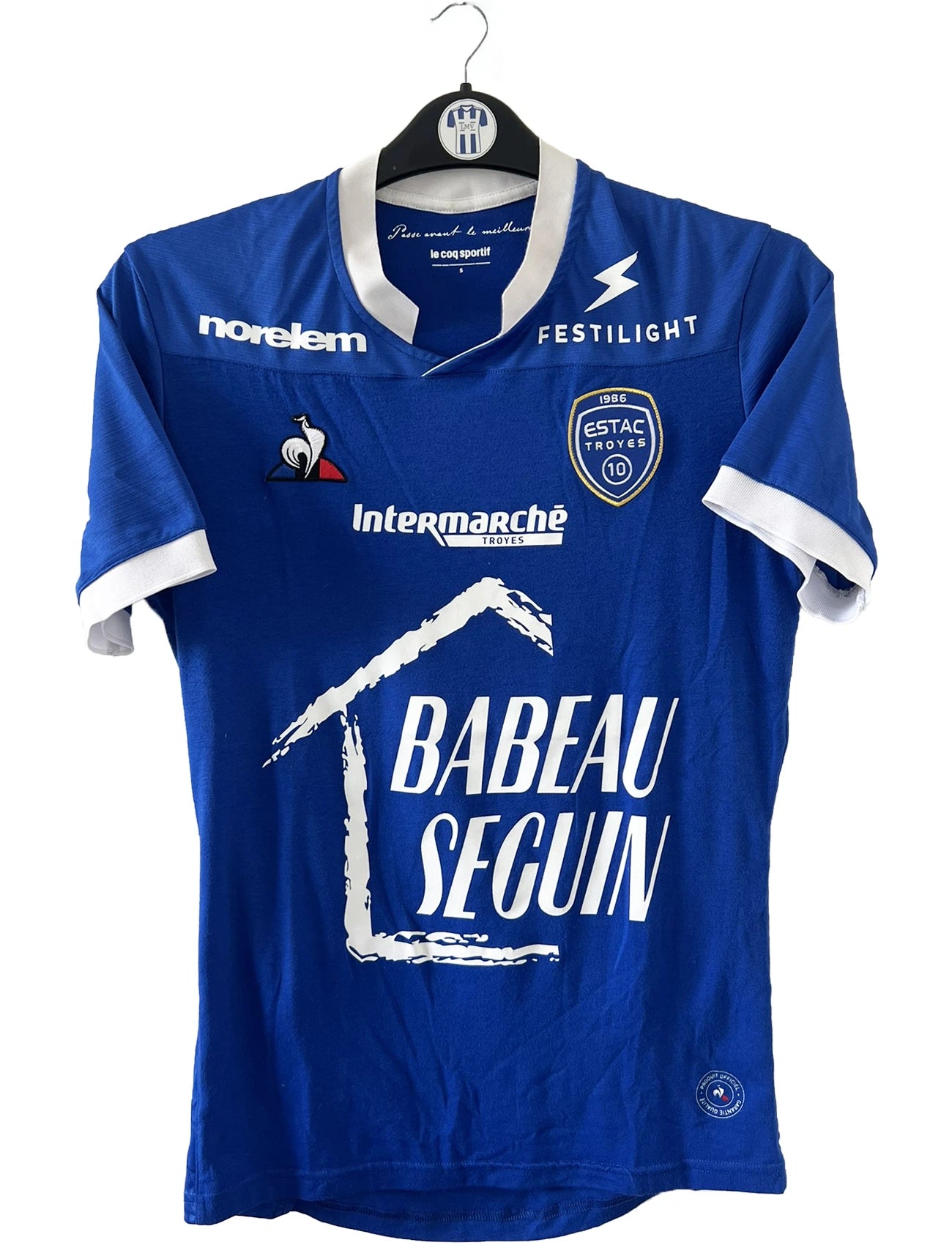 Maillot de foot vintage bleu et blanc de l'ESTAC Troyes de la saison 2020/2021. On peut retrouver l'équipementier Le coq sportif et le sponsor Babeau Seguin. Il s'agit d'un maillot authentique d'époque.