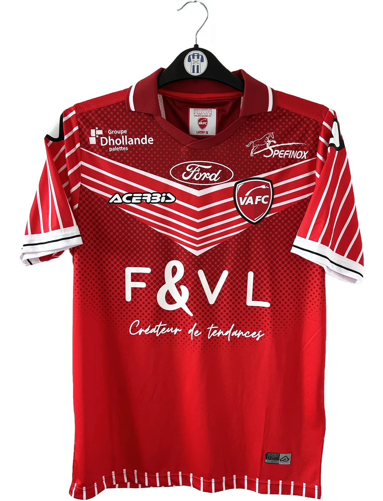 Maillot de foot vintage domicile rouge de valenciennes de la saison 2022/2023. On peut retrouver l'équipementier Acerbid et les sponsors F&VL ET Ford. Il s'agit d'un maillot authentique.