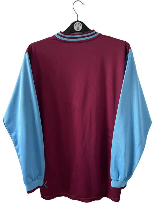Maillot de foot vintage domicile rouge et bleu de West Ham 2001/2003. On peut retrouver l'équipementier Fila et le sponsor Dr Martens. Il s'agit d'un maillot authentique d'époque.