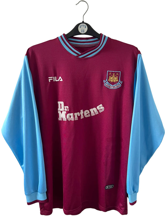 Maillot de foot vintage domicile rouge et bleu de West Ham 2001/2003. On peut retrouver l'équipementier Fila et le sponsor Dr Martens. Il s'agit d'un maillot authentique d'époque.