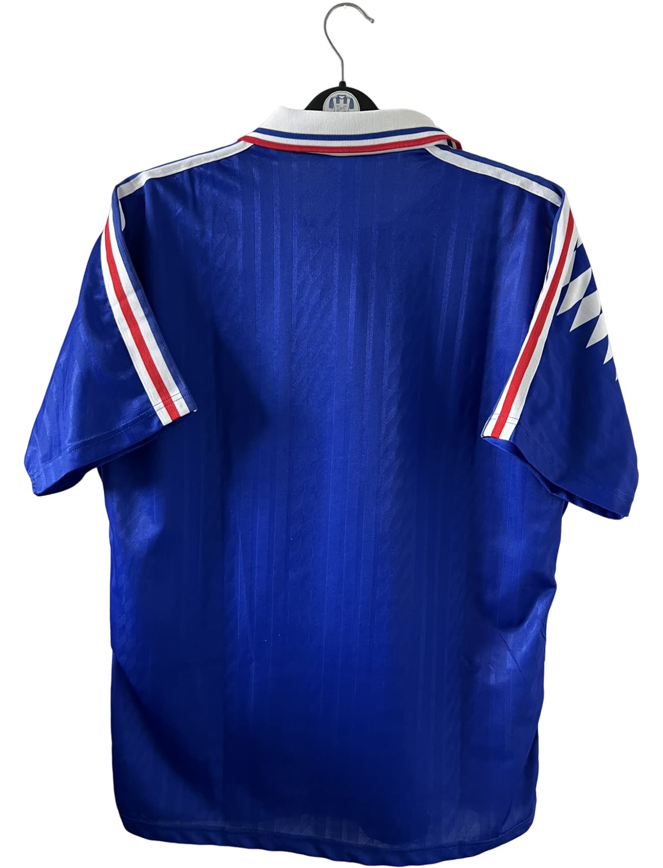 Maillot de foot vintage domicile bleu de l'Equipe de France 1994. On peut retrouver l'équipementier Adidas. Il s'agit d'un maillot authentique d'époque.
