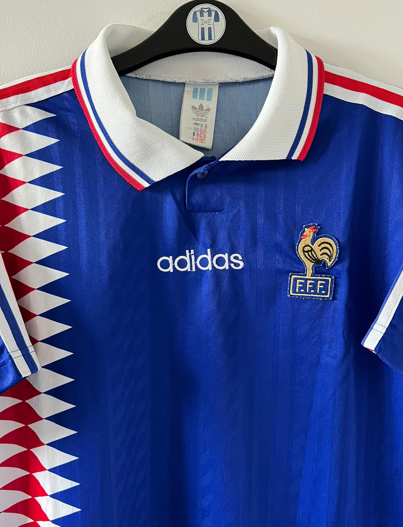 Maillot de foot vintage domicile bleu de l'Equipe de France 1994. On peut retrouver l'équipementier Adidas. Il s'agit d'un maillot authentique d'époque.