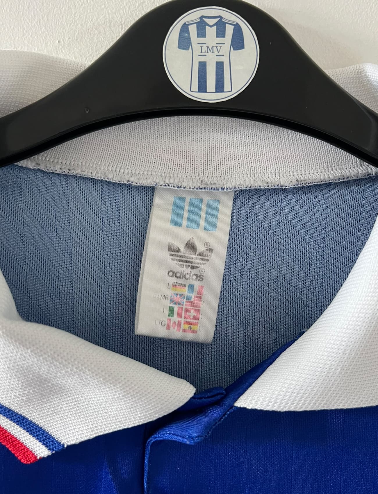 Maillot de foot vintage domicile bleu de l'Equipe de France 1994. On peut retrouver l'équipementier Adidas. Il s'agit d'un maillot authentique d'époque.
