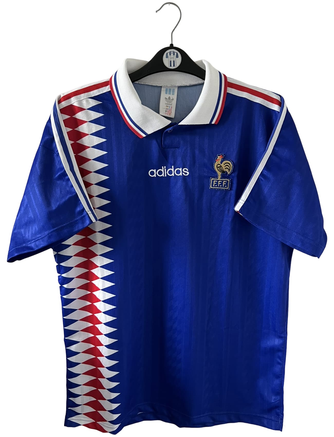 Maillot de foot vintage domicile bleu de l'Equipe de France 1994. On peut retrouver l'équipementier Adidas. Il s'agit d'un maillot authentique d'époque.