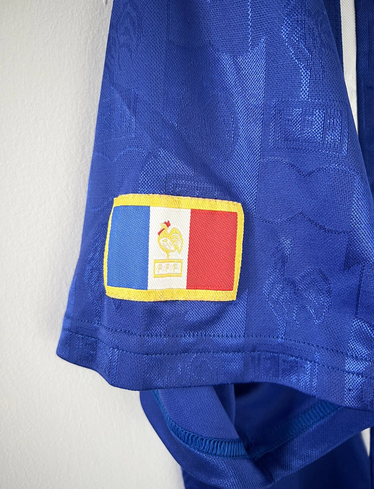 Maillot de foot vintage domicile bleu blanc et rouge de l'équipe de france 1996. On peut retrouver l'équipementier adidas. Il s'agit d'un maillot authentique d'époque