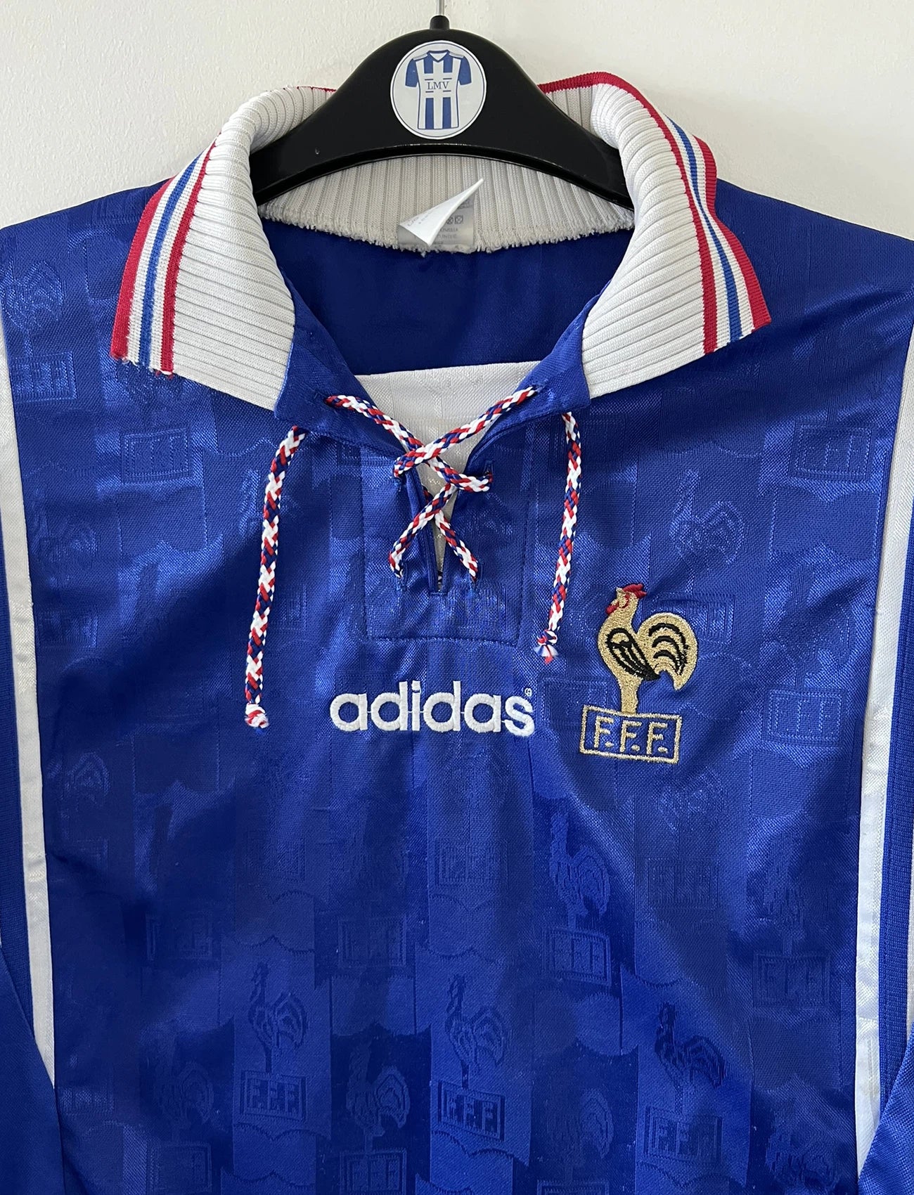 Maillot de foot vintage domicile bleu blanc et rouge de l'équipe de france 1996. On peut retrouver l'équipementier adidas. Il s'agit d'un maillot authentique d'époque