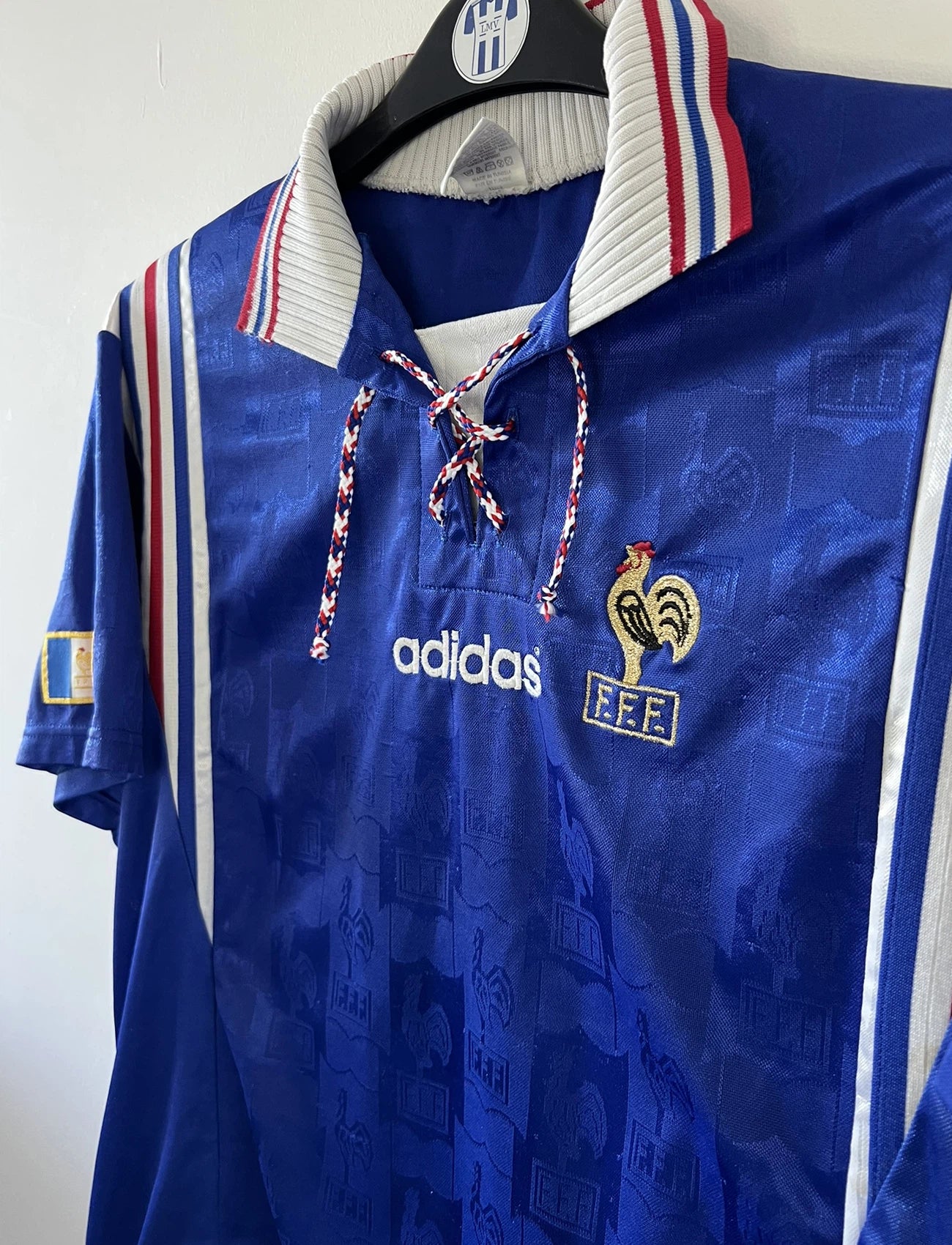 Maillot de foot vintage domicile bleu blanc et rouge de l'équipe de france 1996. On peut retrouver l'équipementier adidas. Il s'agit d'un maillot authentique d'époque