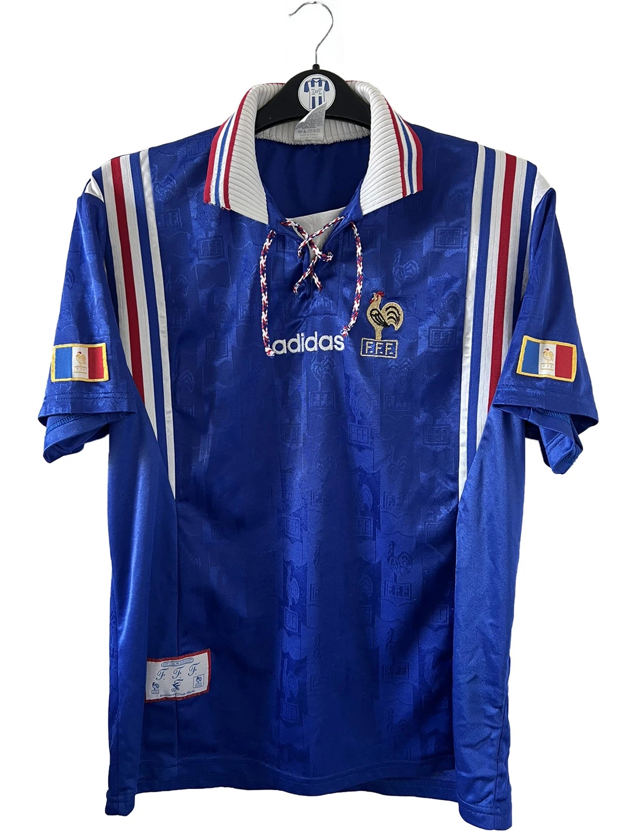 Maillot de foot vintage domicile bleu blanc et rouge de l'équipe de france 1996. On peut retrouver l'équipementier adidas. Il s'agit d'un maillot authentique d'époque