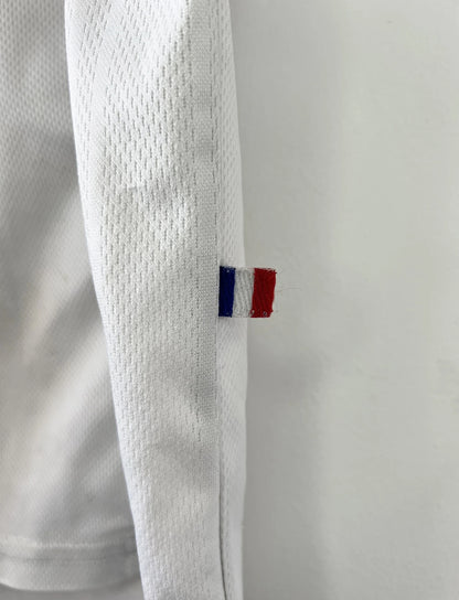 Maillot de foot vintage extérieur blanc de l'Equipe de France 1998. On peut retrouver l'équipementier Adidas. Il s'agit d'un maillot authentique d'époque.