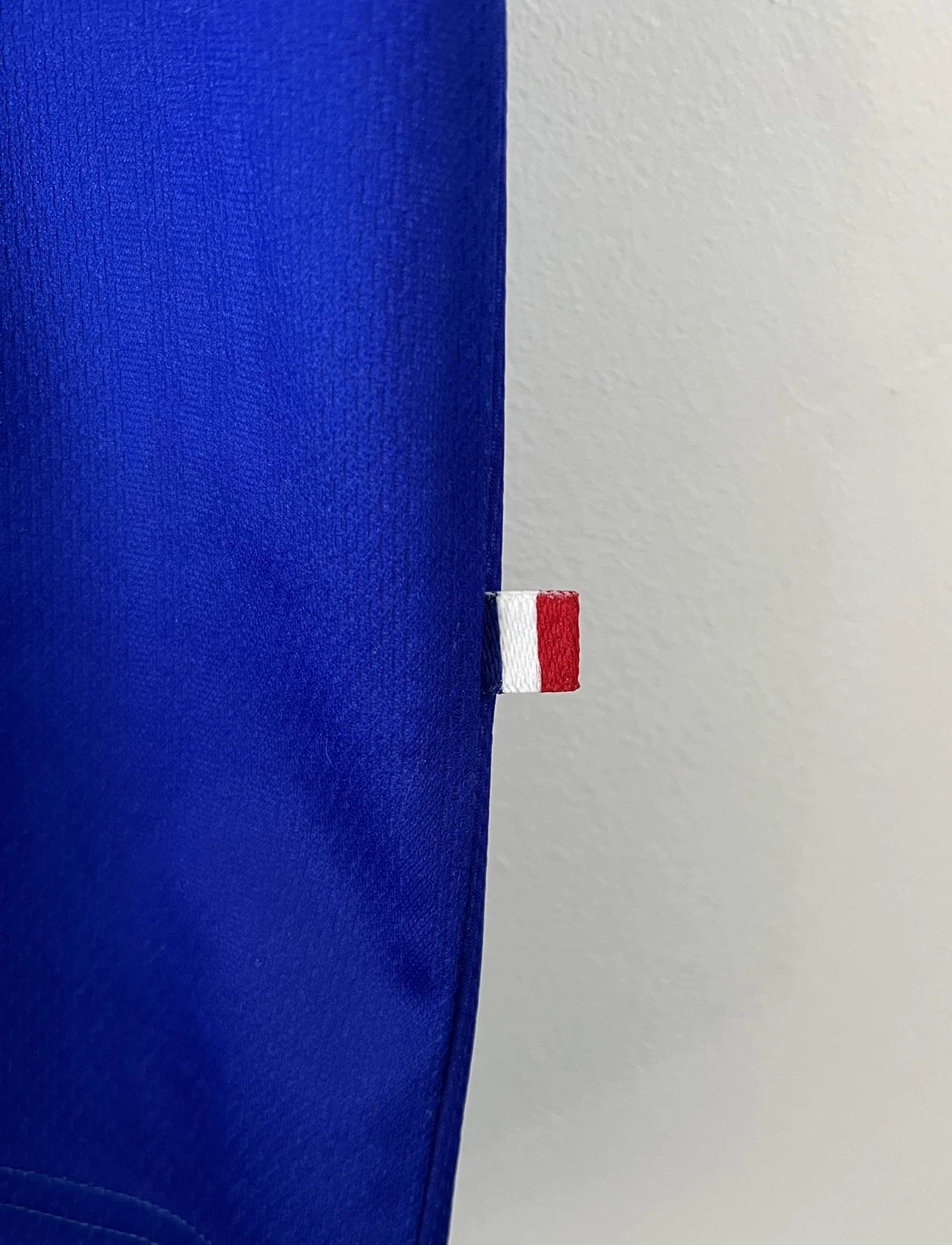 Maillot de foot vintage bleu blanc et rouge domicile de l'équipe de France 1998. On peut retrouver le sponsor adidas. On peut voir le coq sans l'étoile avec la signature "pour toi" de Zinedine Zidane. Il s'agit d'un maillot authentique.