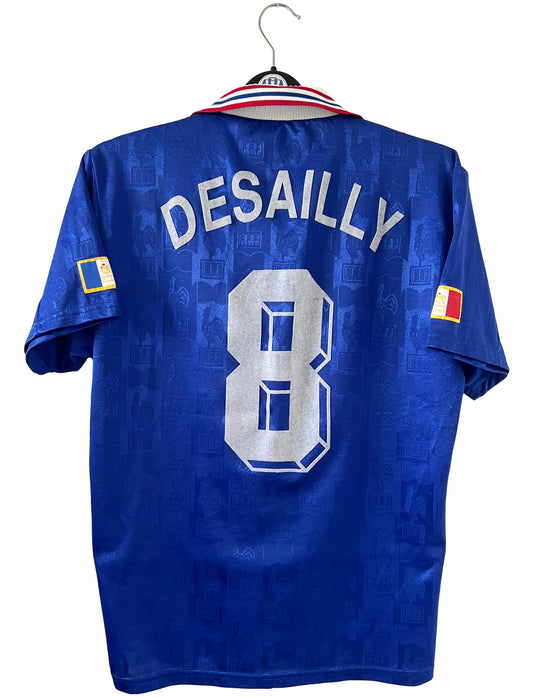 Maillot de foot vintage domicile bleu de l'équipe de france 1996. On peut retrouver l'équipemetier Adidas. Le maillot est floqué du numéro 8 Marcel Desailly. ll s'agit d'un maillot authentique d'époque.