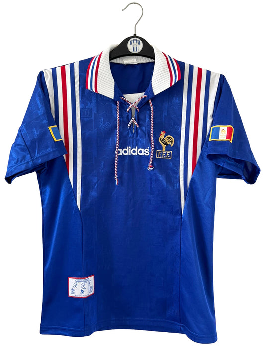 Maillot de foot vintage domicile de l'équipe de france 1996. On peut retrouver l'équipementier adidas. Il s'agit d'un maillot authentique d'époque.