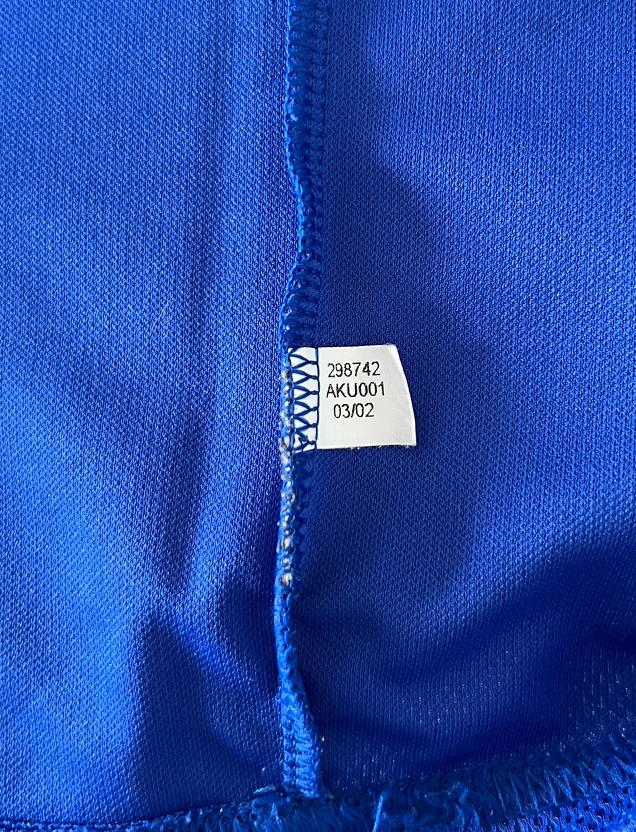 Maillot de foot vintage domicile bleu de l'équipe de france 2002. On peut retrouver l'équipementier Adidas. Le maillot est floqué du numéro 10 Zidane. Il s'agit d'un maillot authentique d'époque.