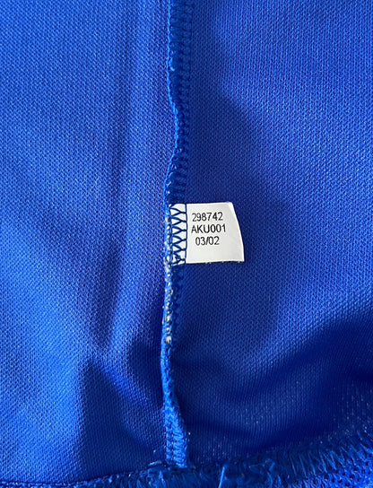 Maillot de foot vintage domicile bleu de l'équipe de france 2002. On peut retrouver l'équipementier Adidas. Le maillot est floqué du numéro 10 Zidane. Il s'agit d'un maillot authentique d'époque.