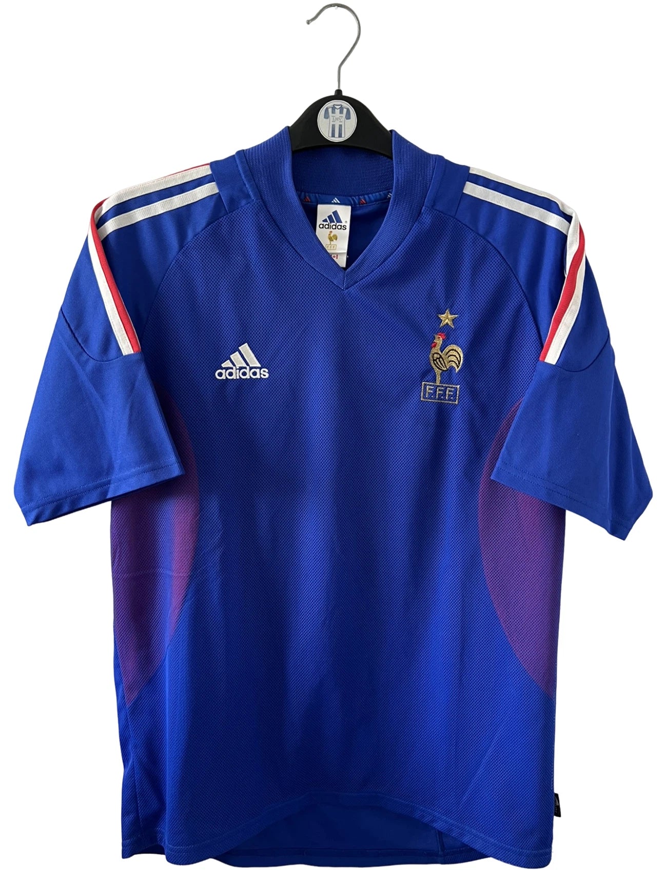 Maillot de foot vintage domicile bleu de l'équipe de france 2002. On peut retrouver l'équipementier Adidas. Le maillot est floqué du numéro 10 Zidane. Il s'agit d'un maillot authentique d'époque.