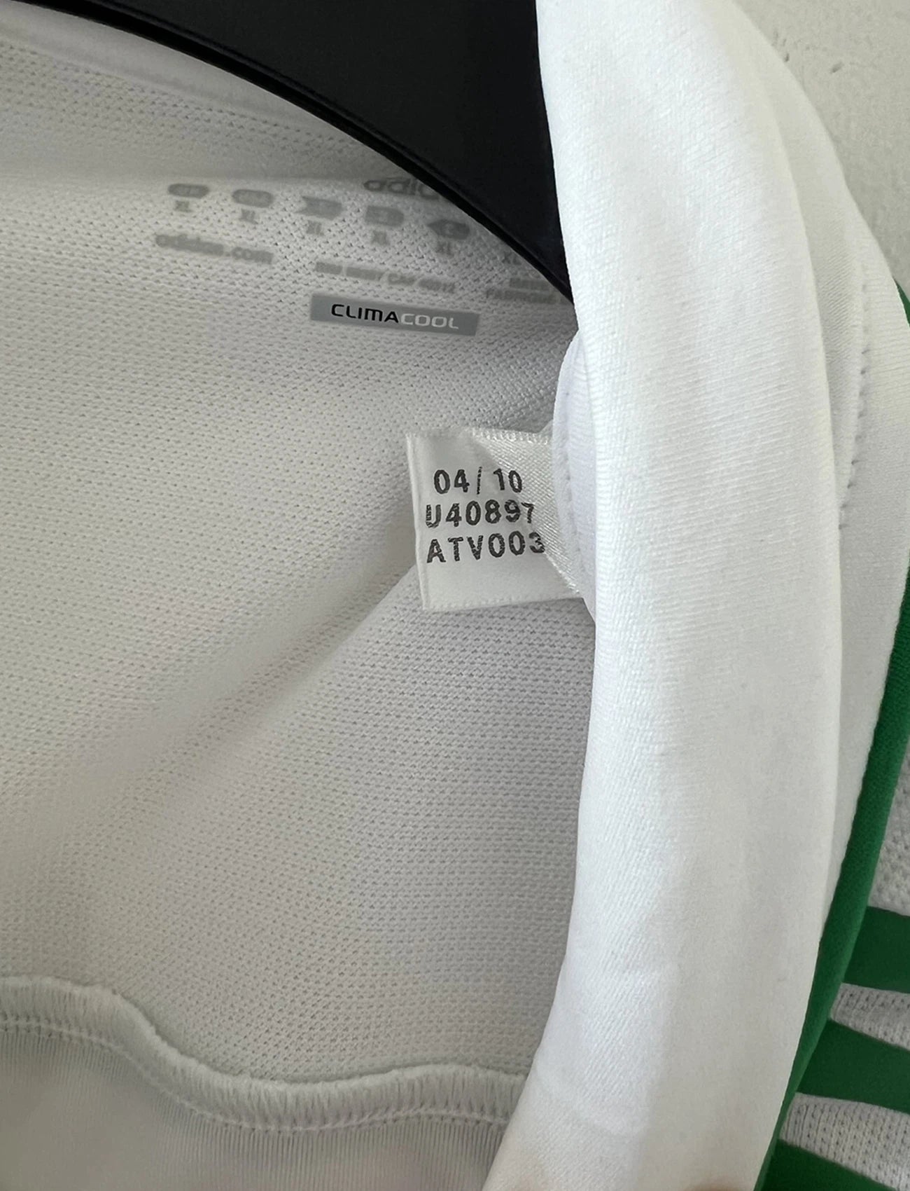 Maillot de foot vintage extérieur blanc et vert de l'ASSE de l'année 2010/2011. On peut retrouver l'équipementier adidas et le sponsor Winamax. Il s'agit d'un maillot authentique d'époque comportant les numéros U40897