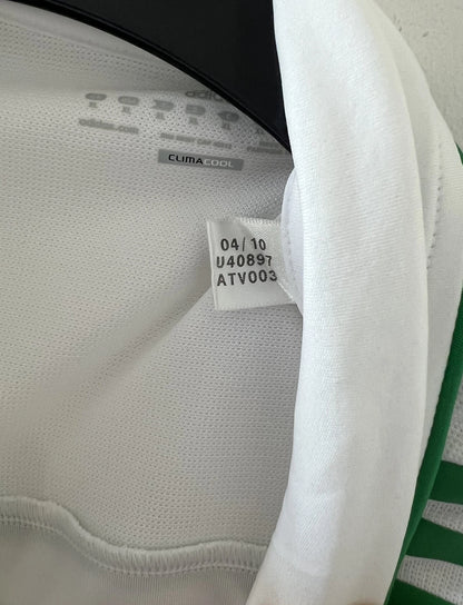 Maillot de foot vintage extérieur blanc et vert de l'ASSE de l'année 2010/2011. On peut retrouver l'équipementier adidas et le sponsor Winamax. Il s'agit d'un maillot authentique d'époque comportant les numéros U40897