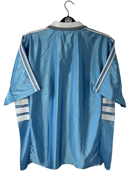 Maillot de foot vintage extérieur bleu de l'OM saison 1998/1999. On peut retrouver l'équipementier Adidas et le sponsor Ericsson. Il s'agit d'un maillot authentique d'époque.