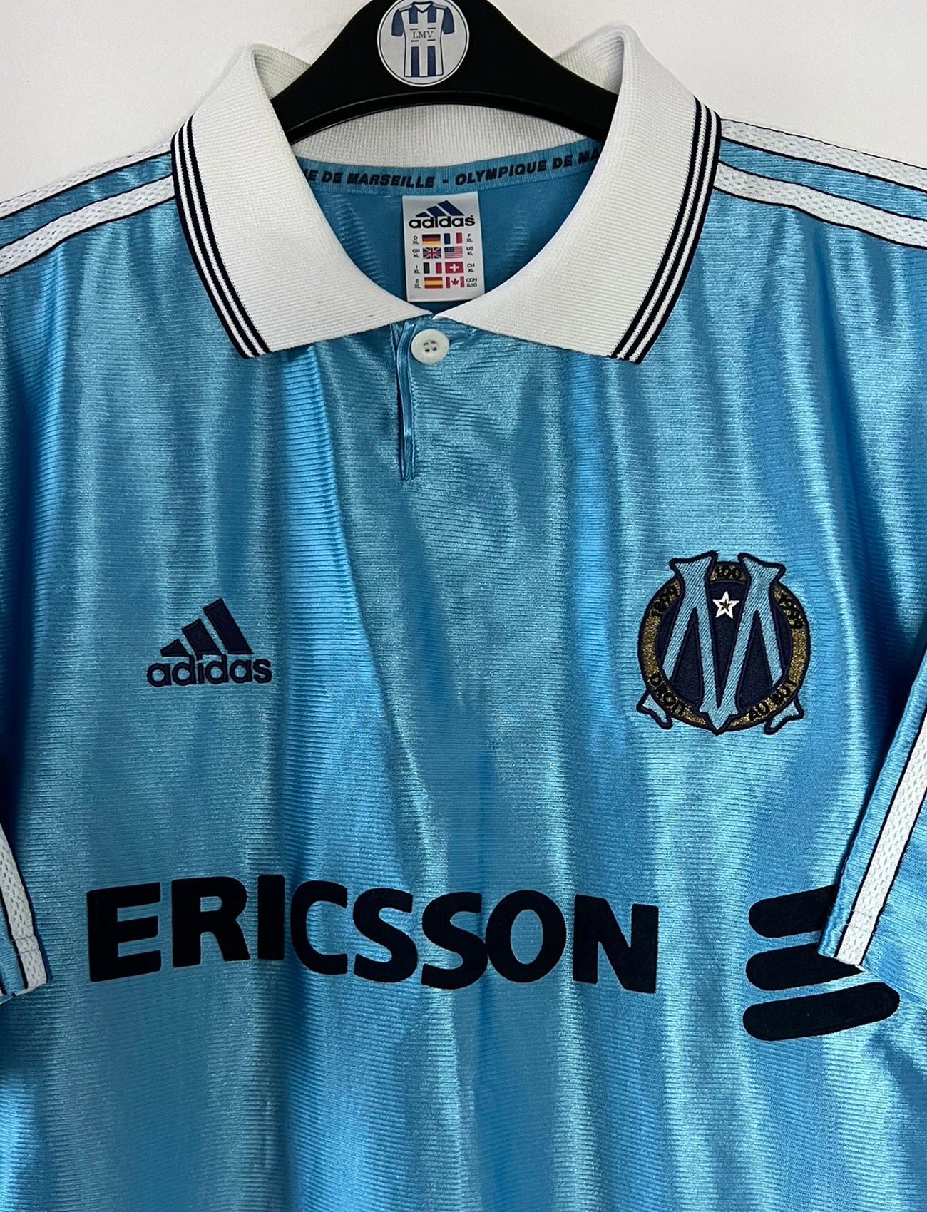 Maillot de foot vintage extérieur bleu de l'OM saison 1998/1999. On peut retrouver l'équipementier Adidas et le sponsor Ericsson. Il s'agit d'un maillot authentique d'époque.
