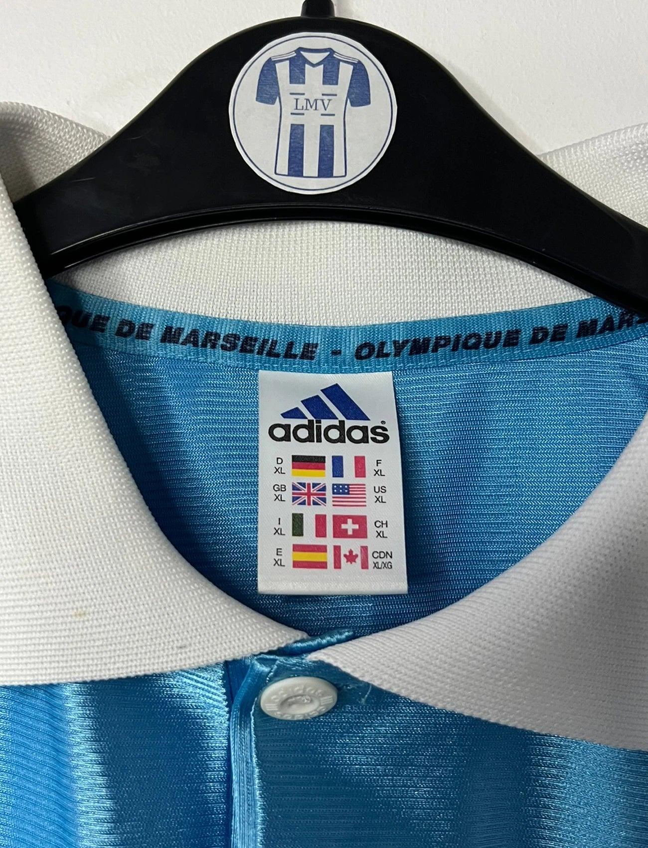 Maillot de foot vintage extérieur bleu de l'OM saison 1998/1999. On peut retrouver l'équipementier Adidas et le sponsor Ericsson. Il s'agit d'un maillot authentique d'époque.