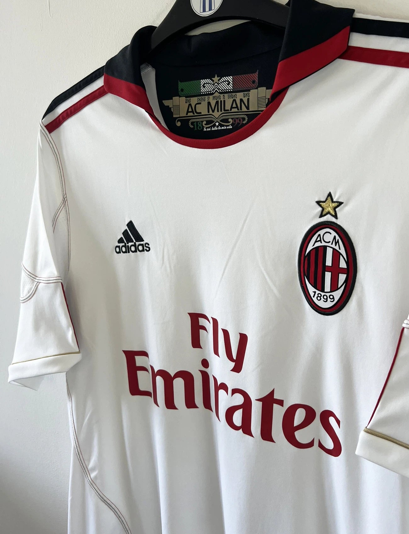 Maillot de foot vintage extérieur de l'AC Milan couleur blanc de la saison 2010/2011. On peut retrouver l'équipementier adidas et le sponsor Fly Emirates. Le maillot est floqué du numéro 11 Zlatan Ibrahimovic. Il s'agit d'un maillot authentique d'époque comportant les numéros P96277