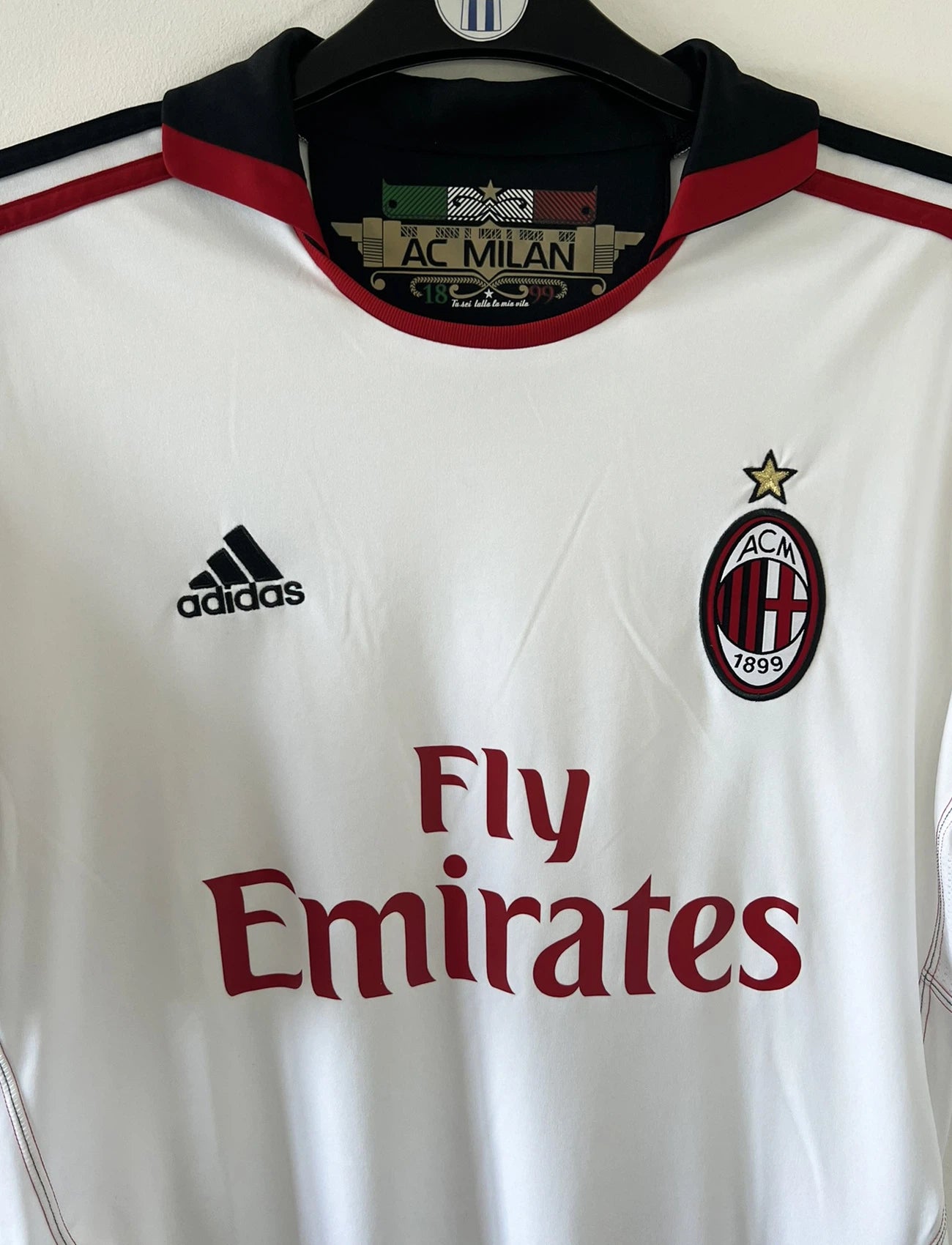 Maillot de foot vintage extérieur de l'AC Milan couleur blanc de la saison 2010/2011. On peut retrouver l'équipementier adidas et le sponsor Fly Emirates. Le maillot est floqué du numéro 11 Zlatan Ibrahimovic. Il s'agit d'un maillot authentique d'époque comportant les numéros P96277