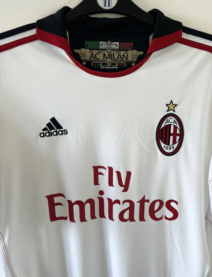 Maillot de foot vintage extérieur de l'AC Milan couleur blanc de la saison 2010/2011. On peut retrouver l'équipementier adidas et le sponsor Fly Emirates. Le maillot est floqué du numéro 11 Zlatan Ibrahimovic. Il s'agit d'un maillot authentique d'époque comportant les numéros P96277