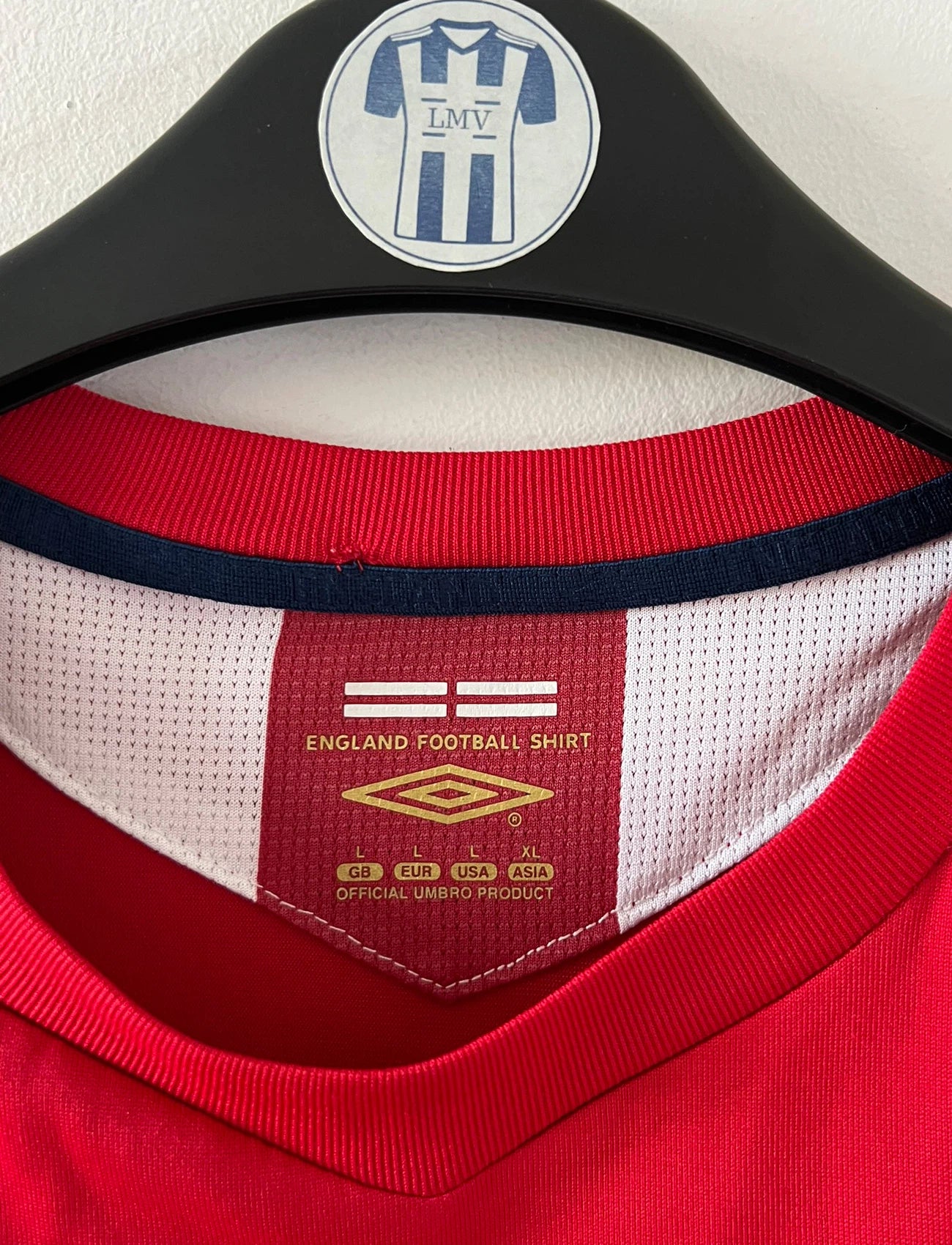Maillot de foot vintage extérieur rouge de l'angleterre 2006/2008. On peut retrouver l'équipementier Umbro. Le maillot est floqué du numéro 7 David Beckham. Il s'agit d'un maillot authentique d'époque.