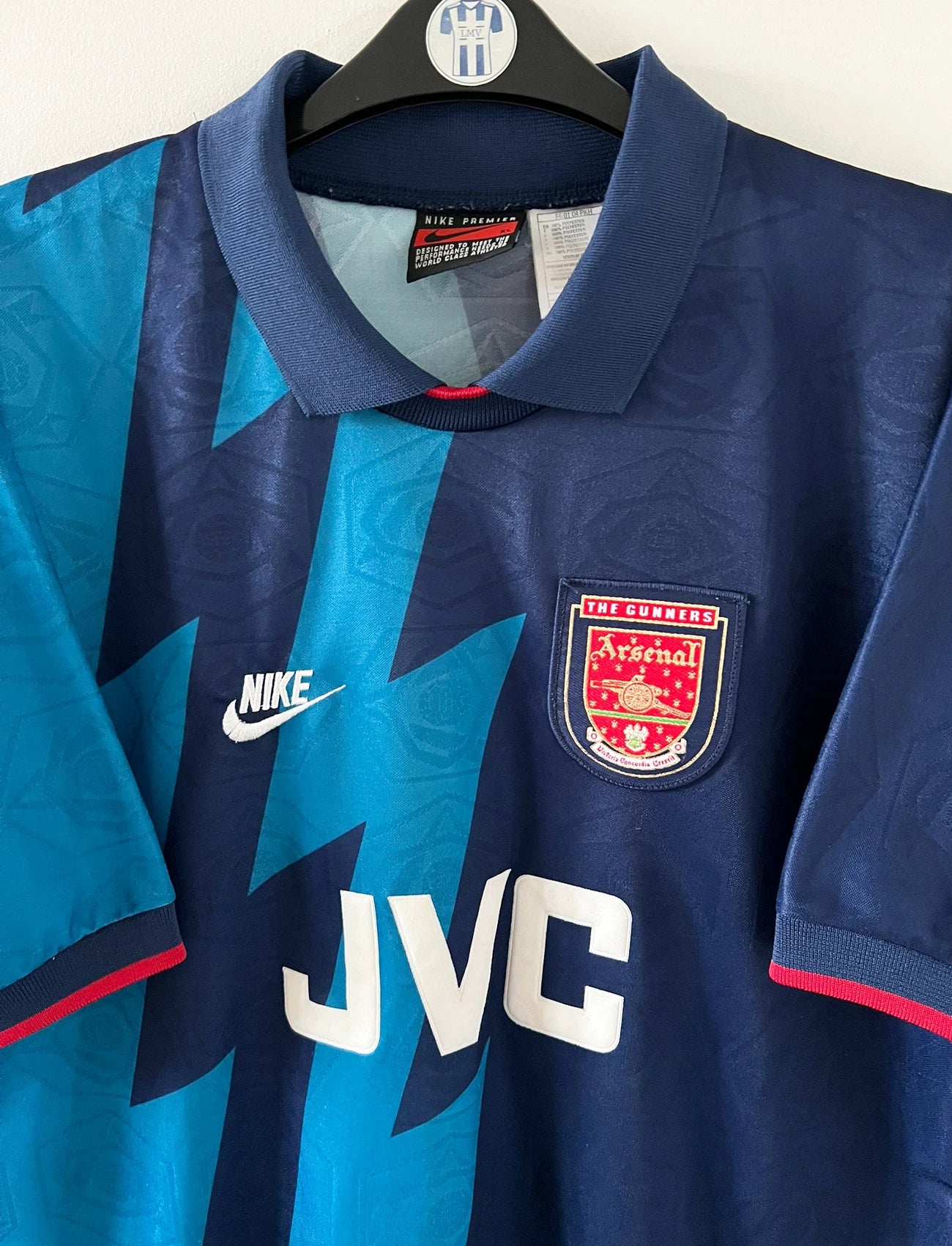 Maillot de foot vintage extérieur bleu d'arsenal de la saison 1995/1996. On peut retrouver l'équipementier Nike et le sponsor JVC. Il s'agit d'un maillot authentique d'époque.