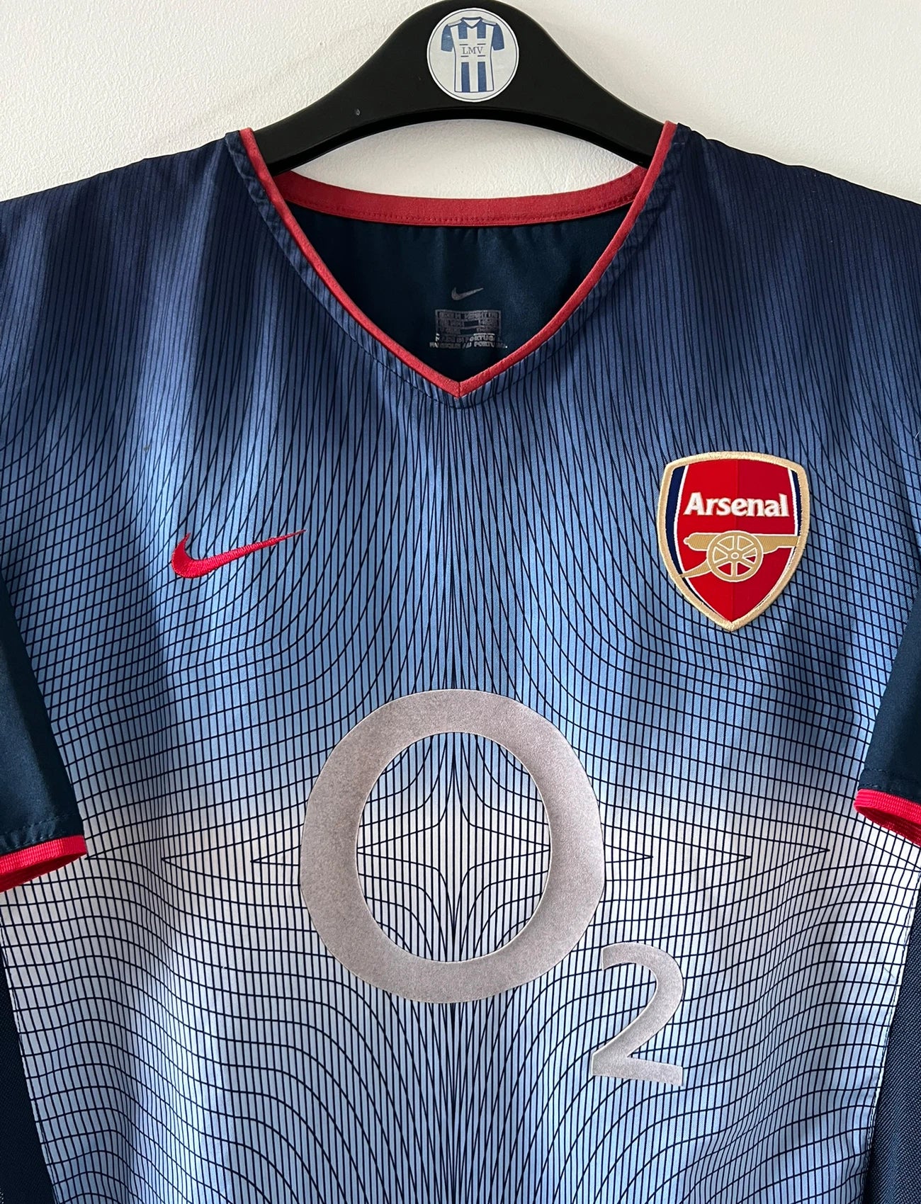 Maillot foot vintage extérieur bleu d'arsenal de la saison 2002/2003. On peut retrouver l'équipementier Nike et le sponsor O2. Le maillot est floqué du numéro 14 Thierry Henry. Il s'agit d'un maillot authentique d'époque. 