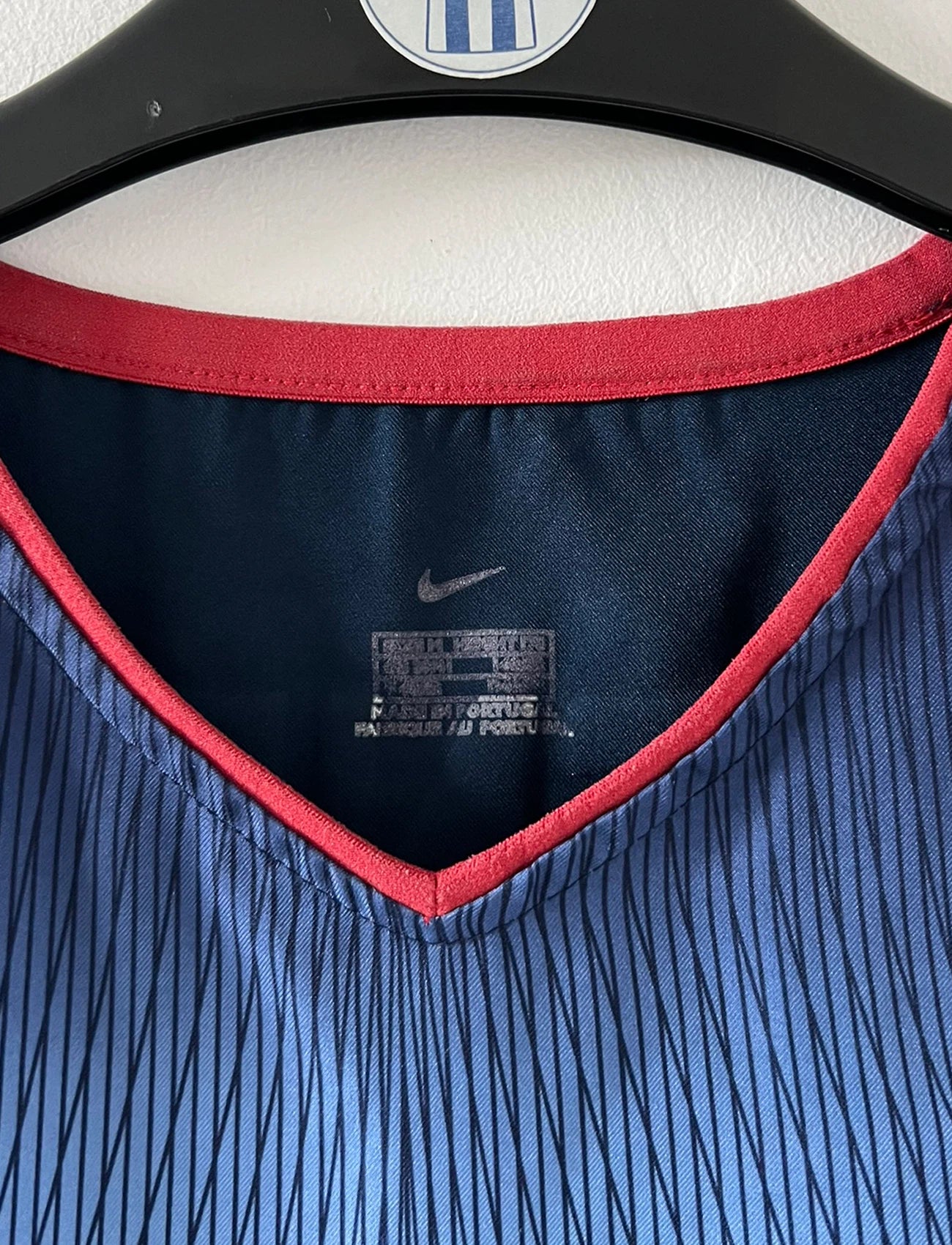 Maillot foot vintage extérieur bleu d'arsenal de la saison 2002/2003. On peut retrouver l'équipementier Nike et le sponsor O2. Le maillot est floqué du numéro 14 Thierry Henry. Il s'agit d'un maillot authentique d'époque. 