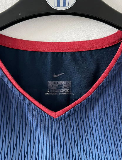 Maillot foot vintage extérieur bleu d'arsenal de la saison 2002/2003. On peut retrouver l'équipementier Nike et le sponsor O2. Le maillot est floqué du numéro 14 Thierry Henry. Il s'agit d'un maillot authentique d'époque. 