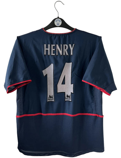 Maillot foot vintage extérieur bleu d'arsenal de la saison 2002/2003. On peut retrouver l'équipementier Nike et le sponsor O2. Le maillot est floqué du numéro 14 Thierry Henry. Il s'agit d'un maillot authentique d'époque. 