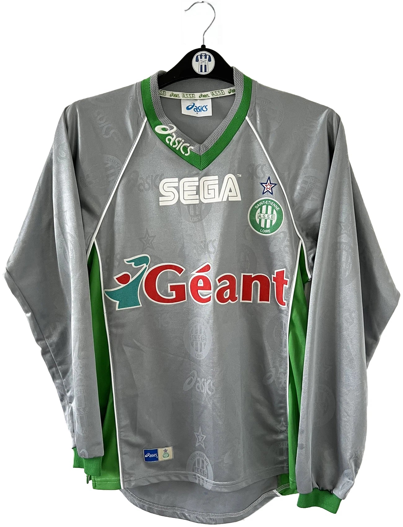 Maillot de foot vintage extérieur gris de l'AS Saint Etienne de la saison 1999/2000. On peut retrouver l'équipementier Asics et les sponsor, Sega, Géant Casino, Dreamcast. Il s'agit d'un maillot authentique d'époque.