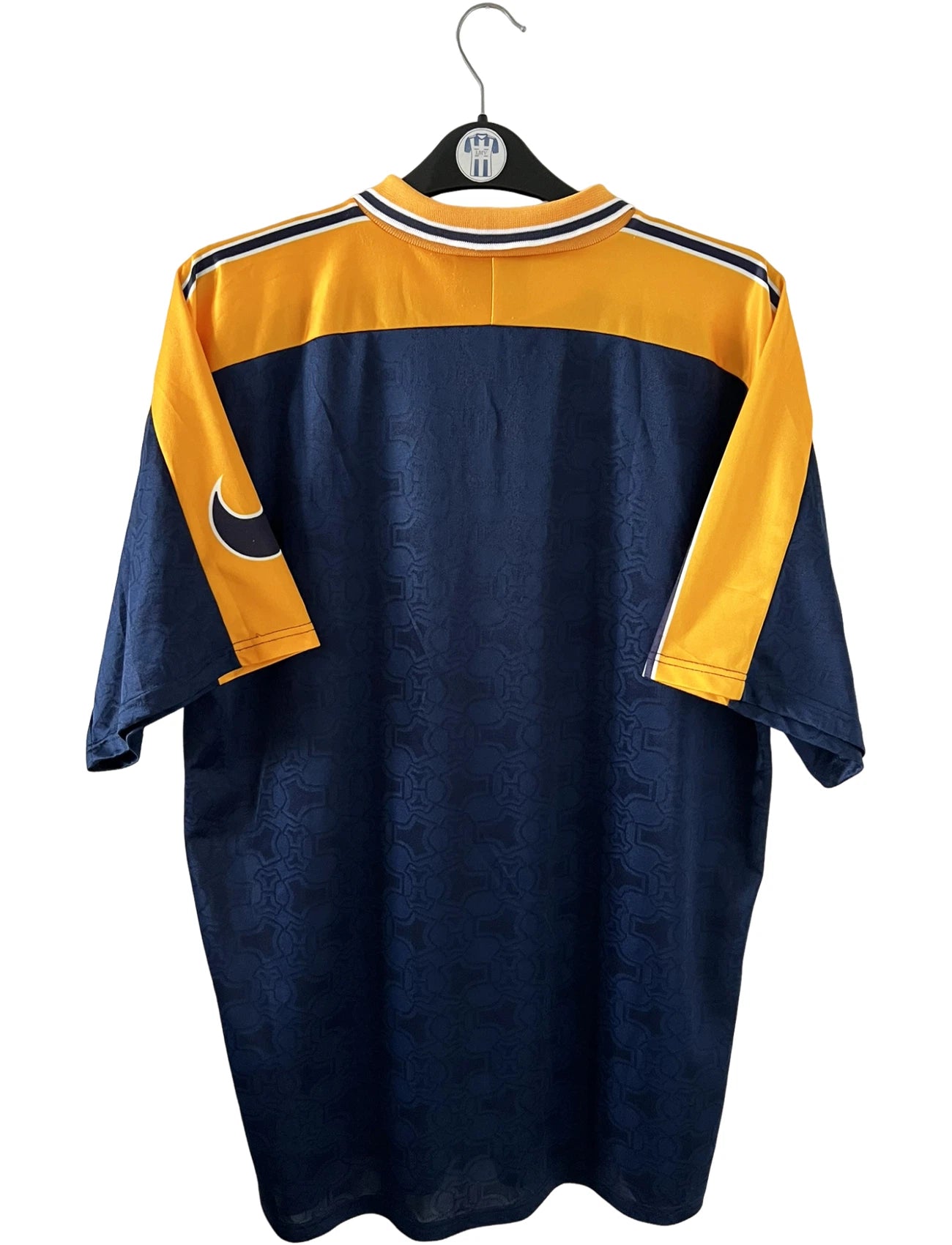 Maillot de foot vintage extérieur jaune et bleu de l'AJ Auxerre 2000/2001. On peut retrouver l'équipementier Uhlsport et le sponsor Playstation. Il s'agit d'un maillot authentique d'époque.