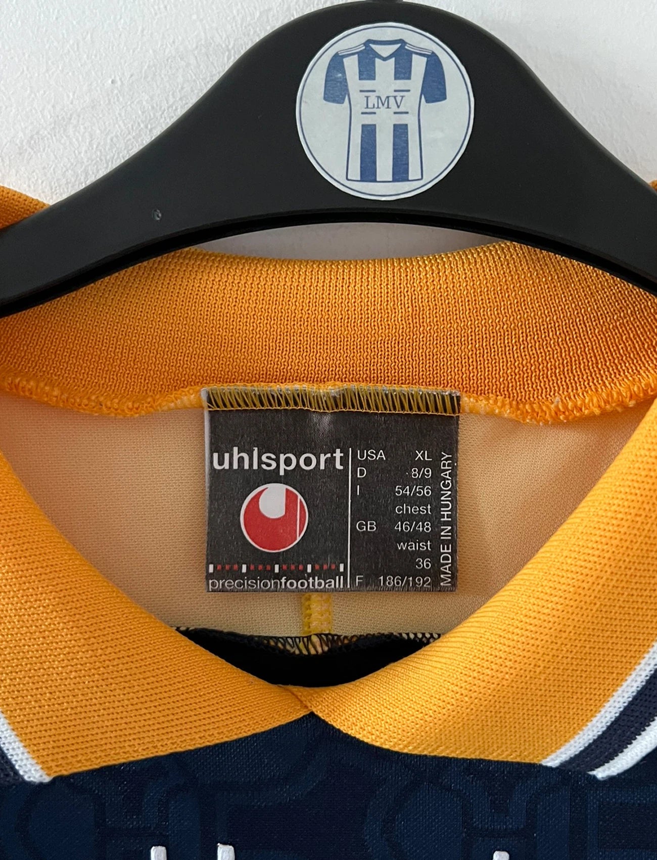 Maillot de foot vintage extérieur jaune et bleu de l'AJ Auxerre 2000/2001. On peut retrouver l'équipementier Uhlsport et le sponsor Playstation. Il s'agit d'un maillot authentique d'époque.