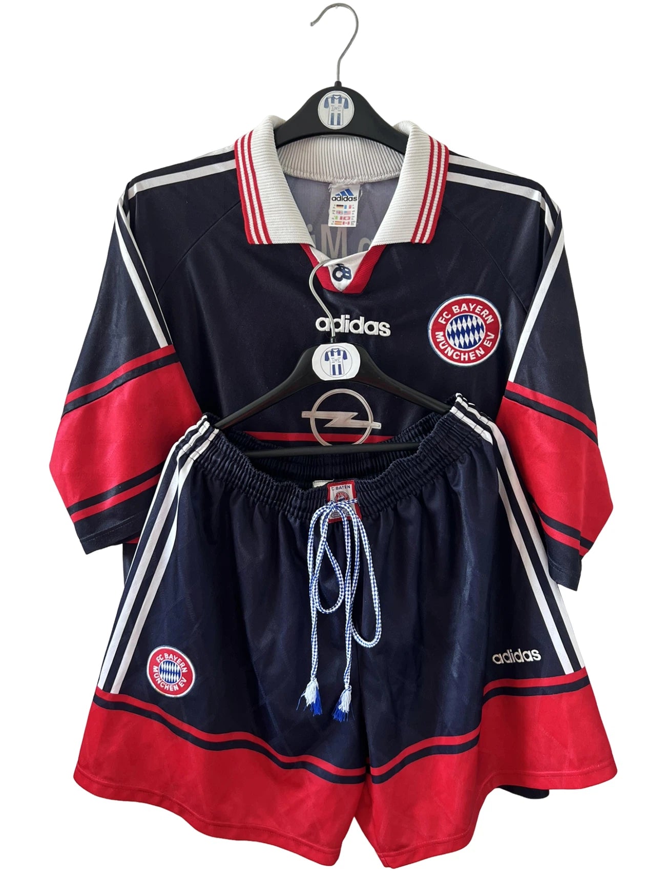 Maillot de foot vintage extérieur noir du Bayern Munich 1997/1998. On peut retrouver l'équipementier Adidas et le sponsor Opel. Le maillot est accompagné de son short d'époque. Il s'agit d'un maillot et d'un short authentique.